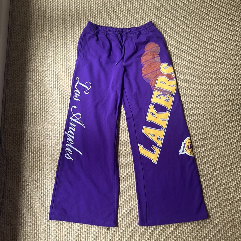NBA Los Angeles Laker wide leg sweatpants. Large